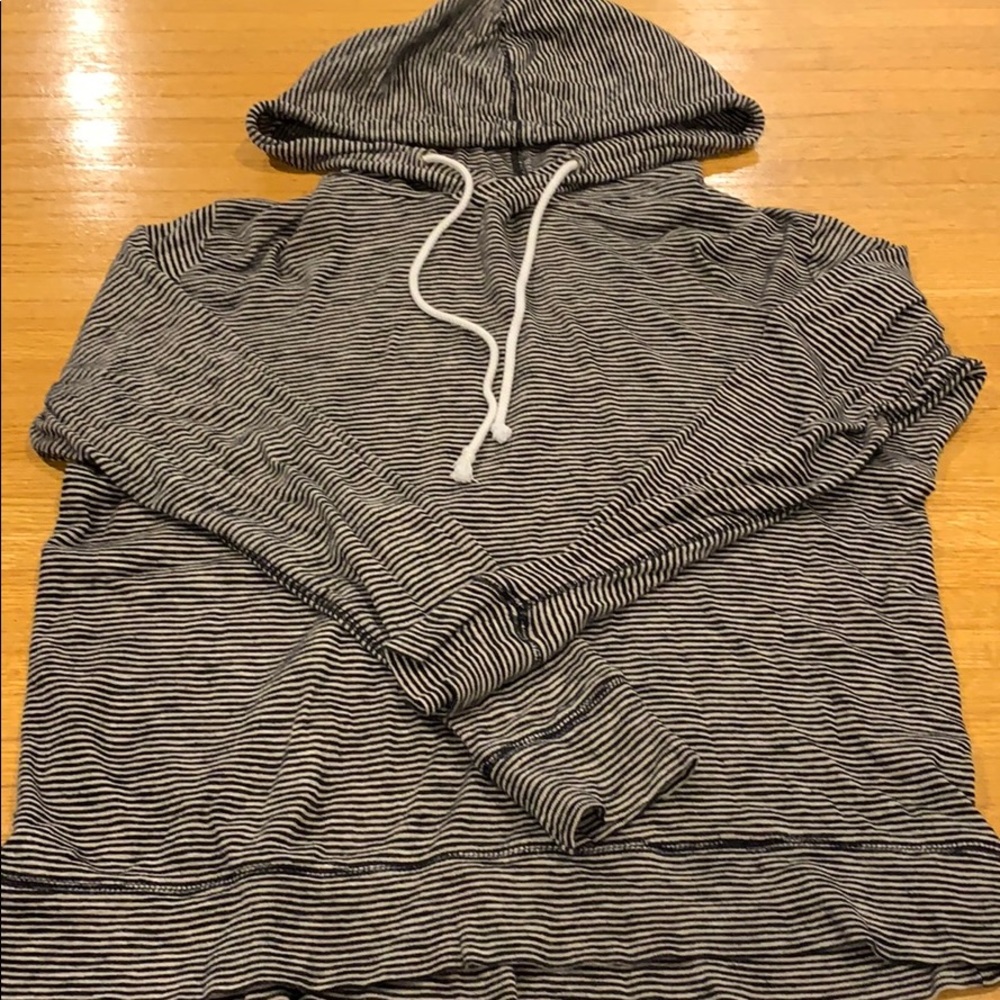 Women’s J Crew T shirt Hoodie💛🎉